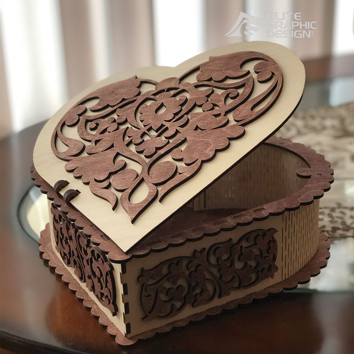 Boîte cadeau coeur en bois 4 Boîte cadeau en bois découpée au laser avec prénom personnalisé – Motif fleur